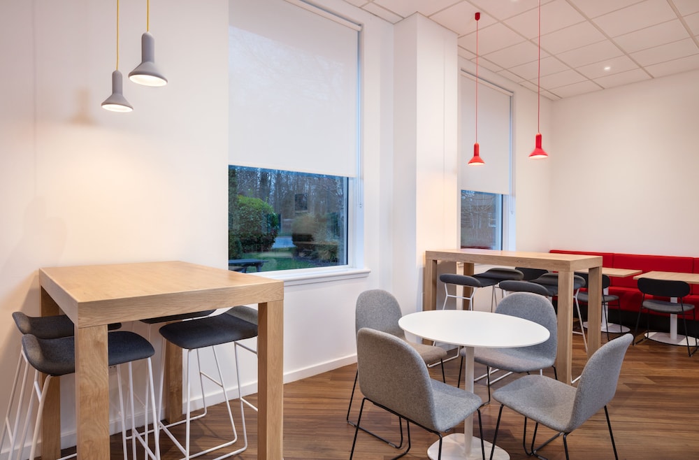 Holiday Inn Express Strathclyde Park M74 Jct 5 36/43