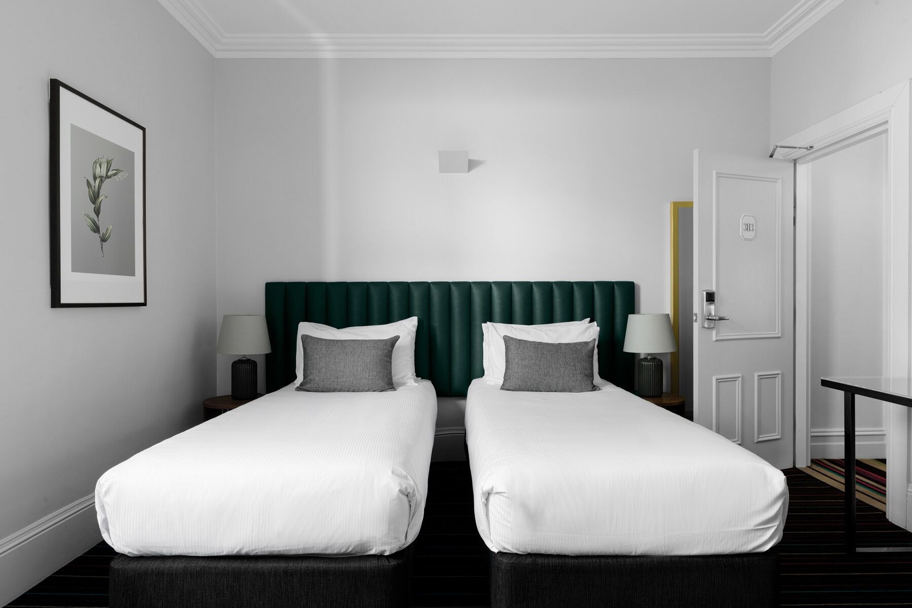 DELUXE, TWIN BEDS