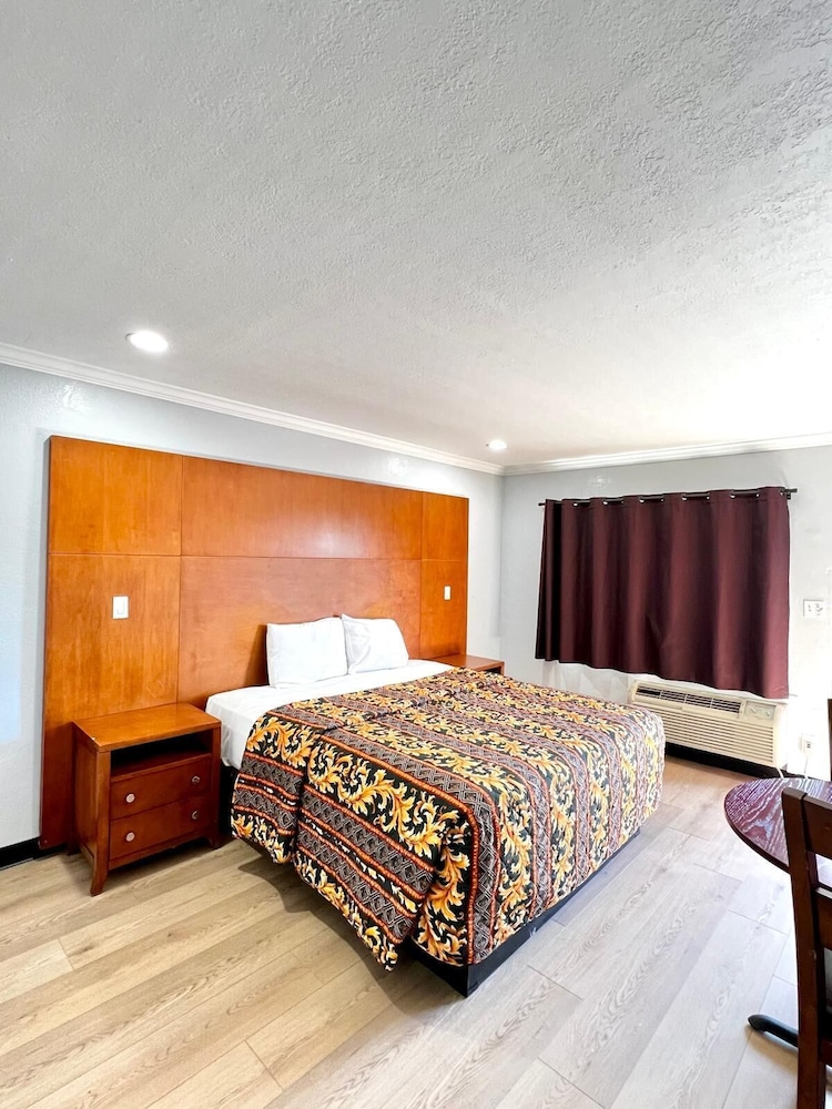 Aqua Inn Motel 10/28