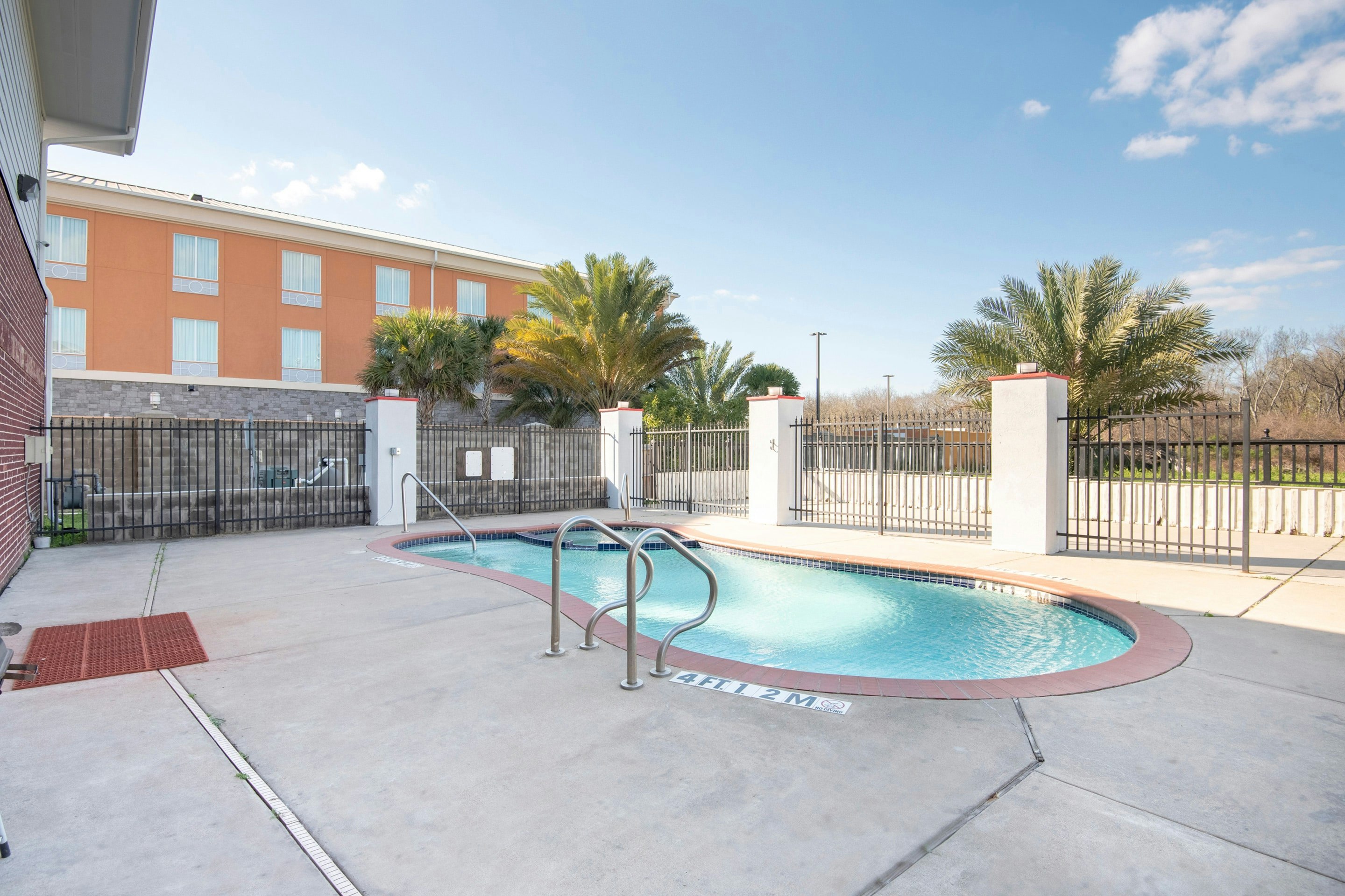OYO Townhouse Clute Lake Jackson 28/44