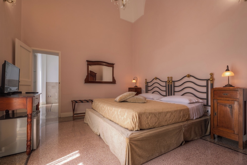 DELUXE, DOUBLE BED