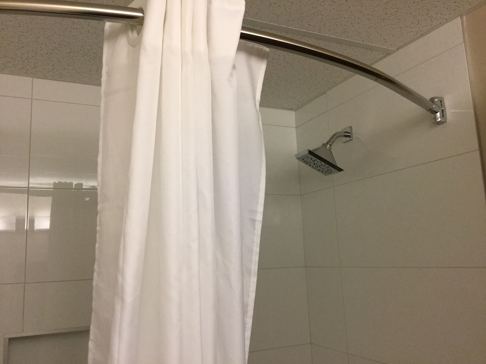 غرفة بسرير كينج، Super 8 By Wyndham Spruce Grove 2/2