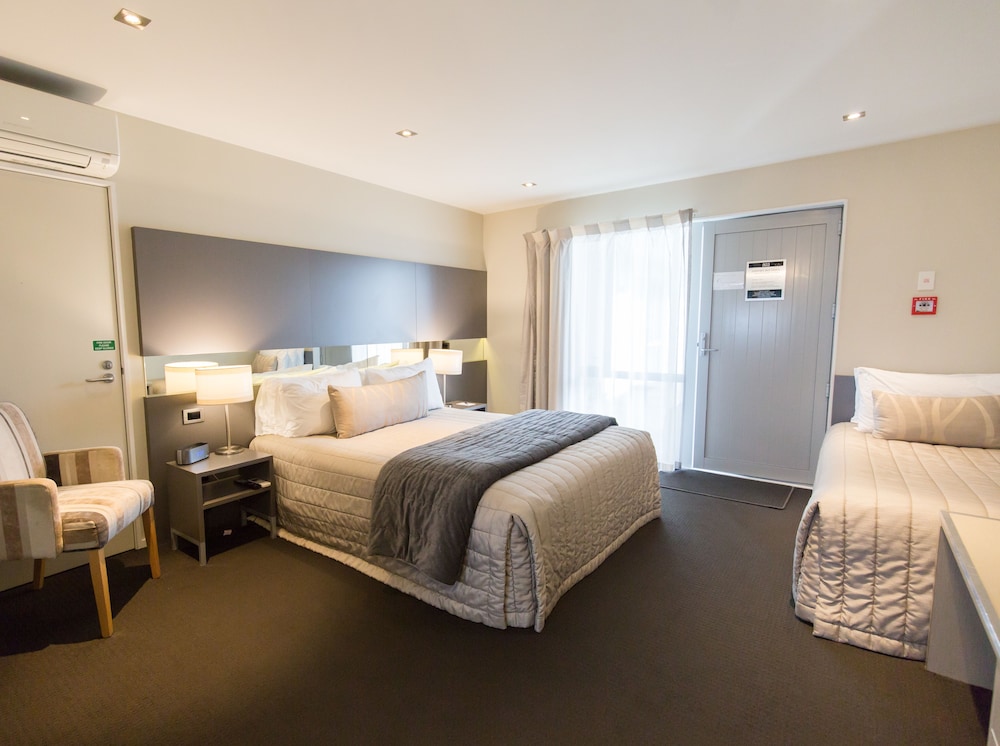 Airport Gateway Motor Lodge 12/58