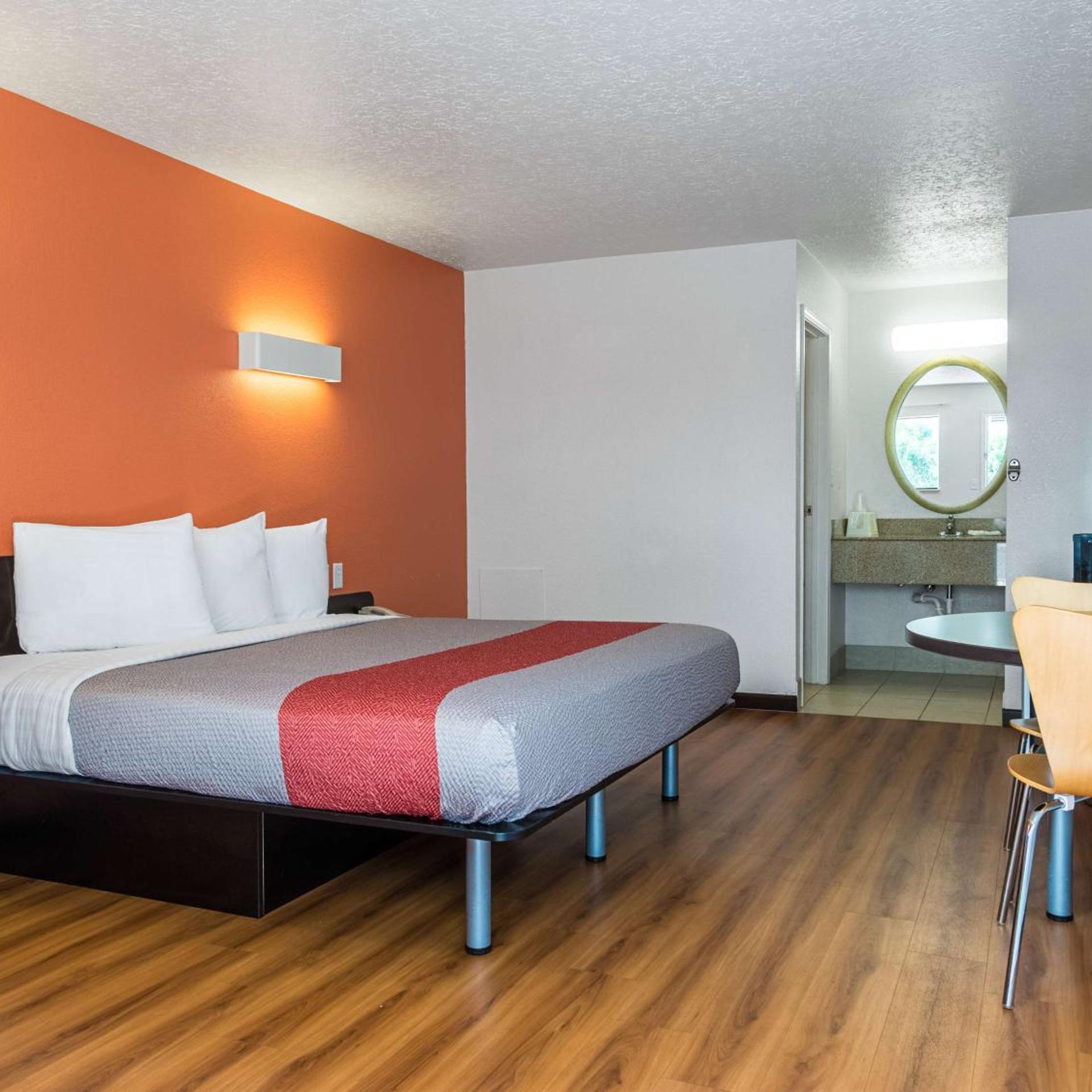 ROOM, KING BED, SMOKING