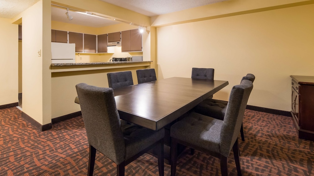 Best Western Louisville East Inn & Suites 38/38