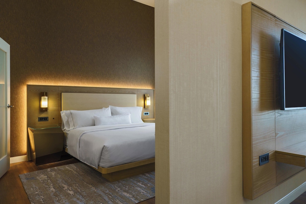 جناح تنفيذي بسرير كينج مع أريكة، Westin O Hare 2/4