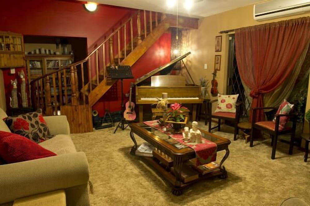 La Boheme Guesthouse 9/13