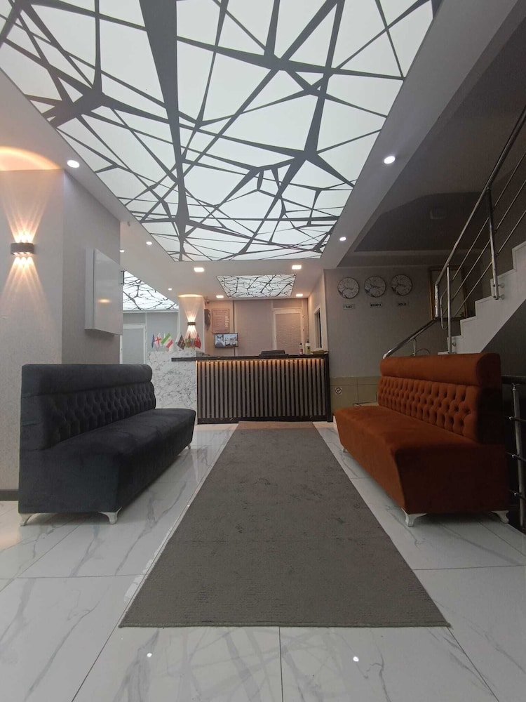 Peracity Hotel 82/99