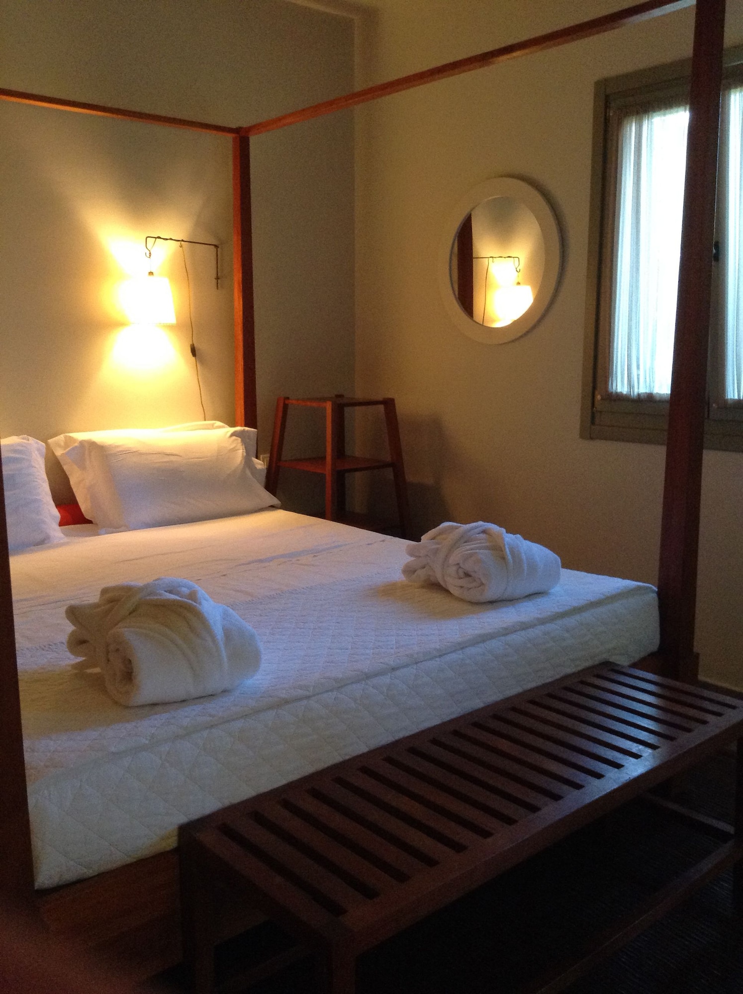 EXECUTIVE, DOUBLE BED, PARTIAL SEA VIEW