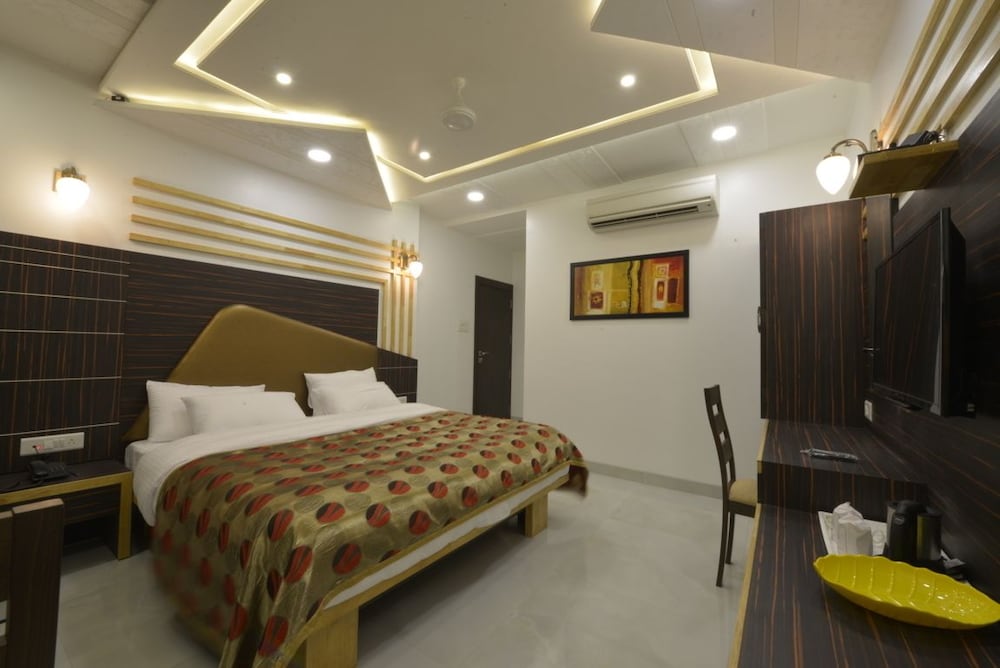 Hotel J P International 12/39