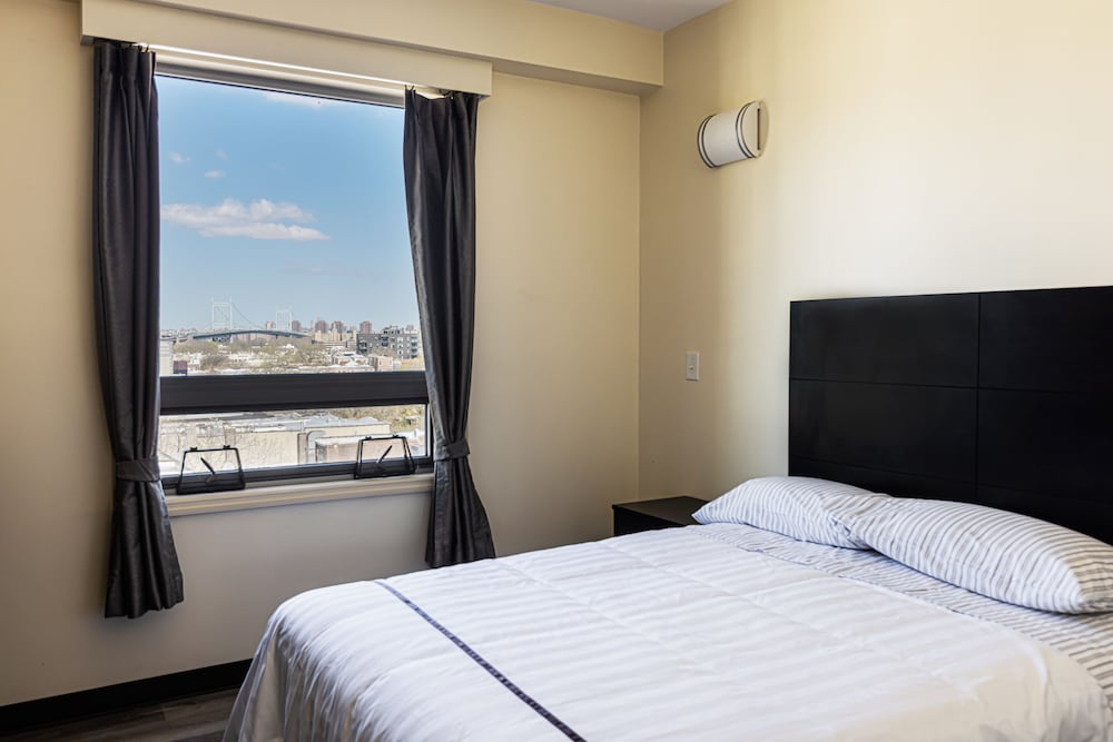 Comfort, Queen Bed