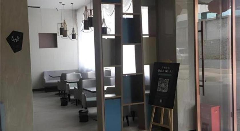 Echarm Hotel (Xiamen Airport Huojuyuan Metro Station) 52/76