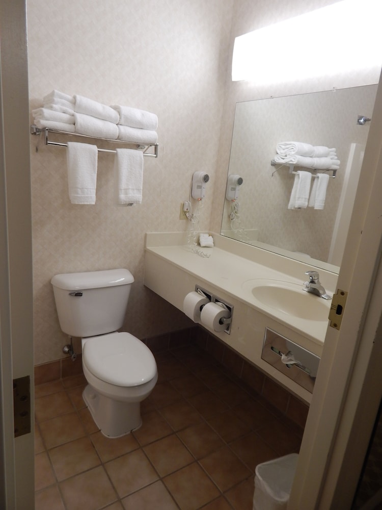 Lancaster Inn and Suites 15/64
