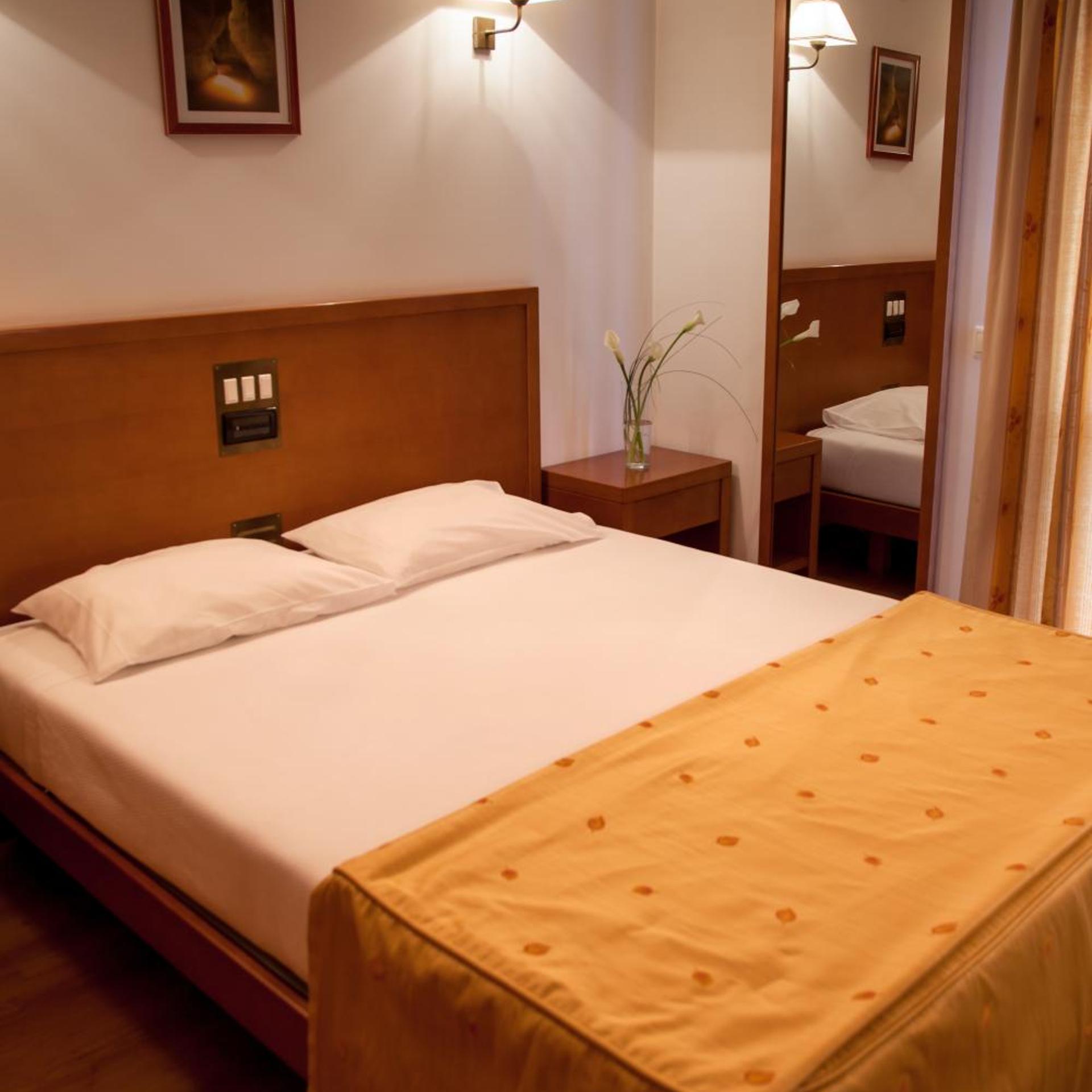 ROOM, SINGLE