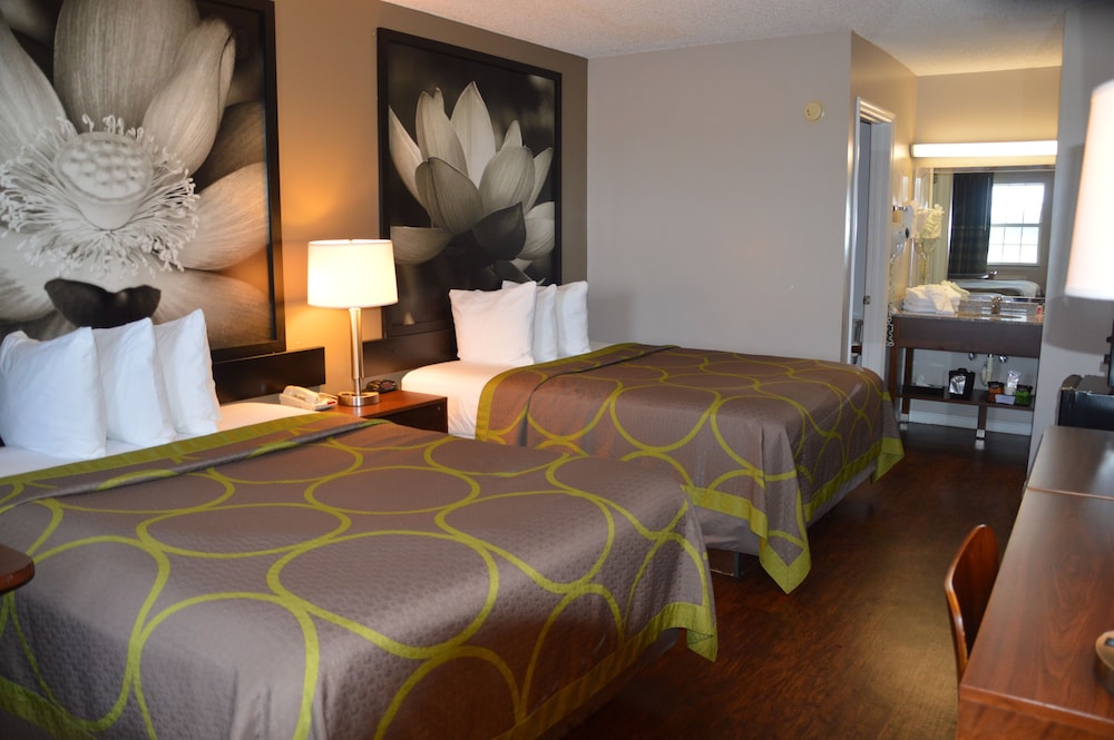 Super 8 By Wyndham Madison 20/33