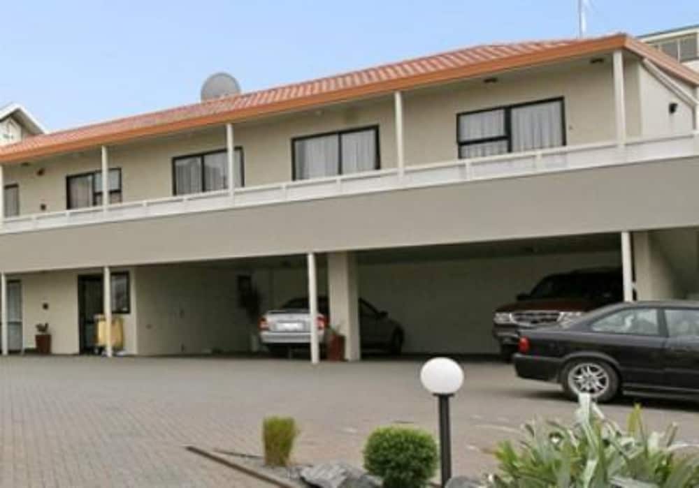 Marksman Motor Inn 37/47