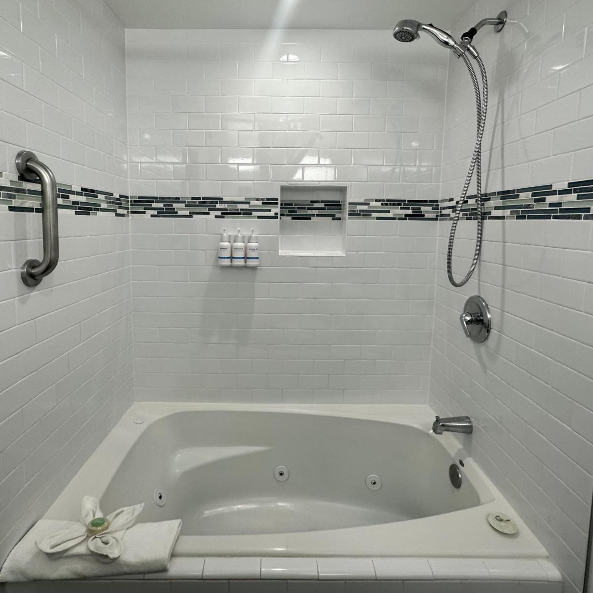 غرفة تنفيذية بسريرين كوين بشرفة بجاكوزي، Pacific Inn 4/6