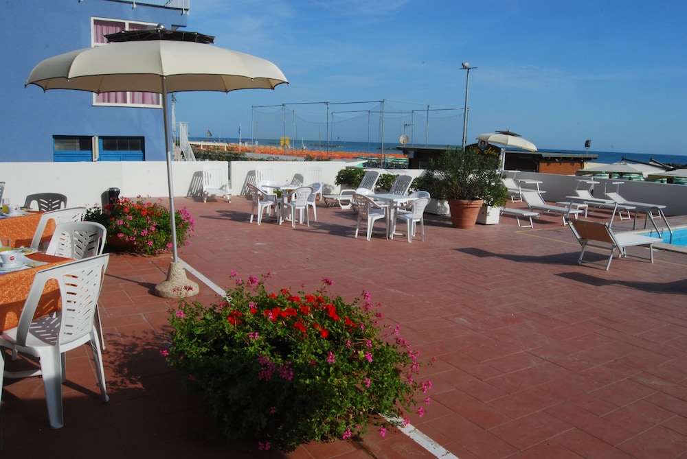 Hotel Embassy Pesaro 31/35