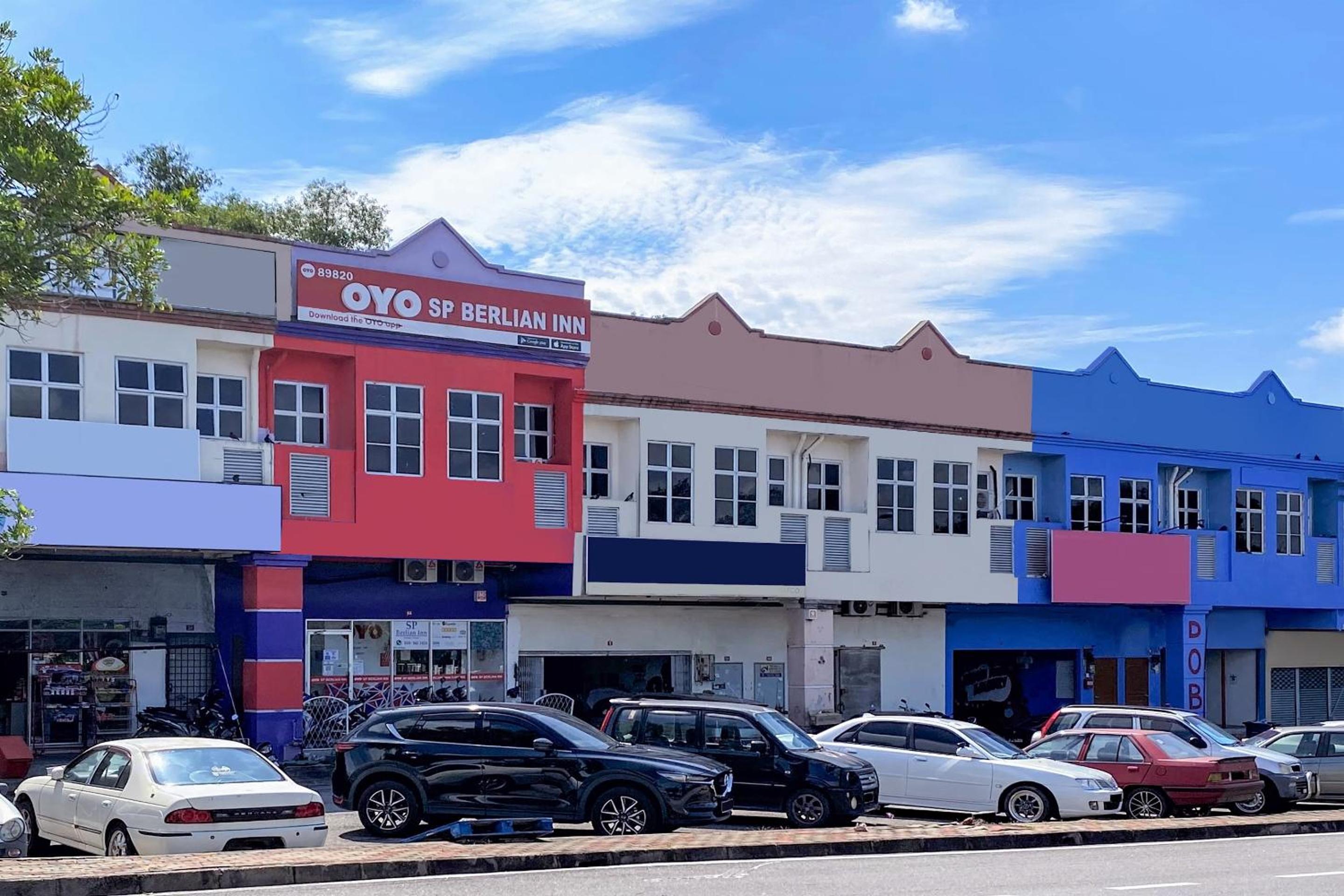 OYO 89820 Sp Berlian Inn 18/21