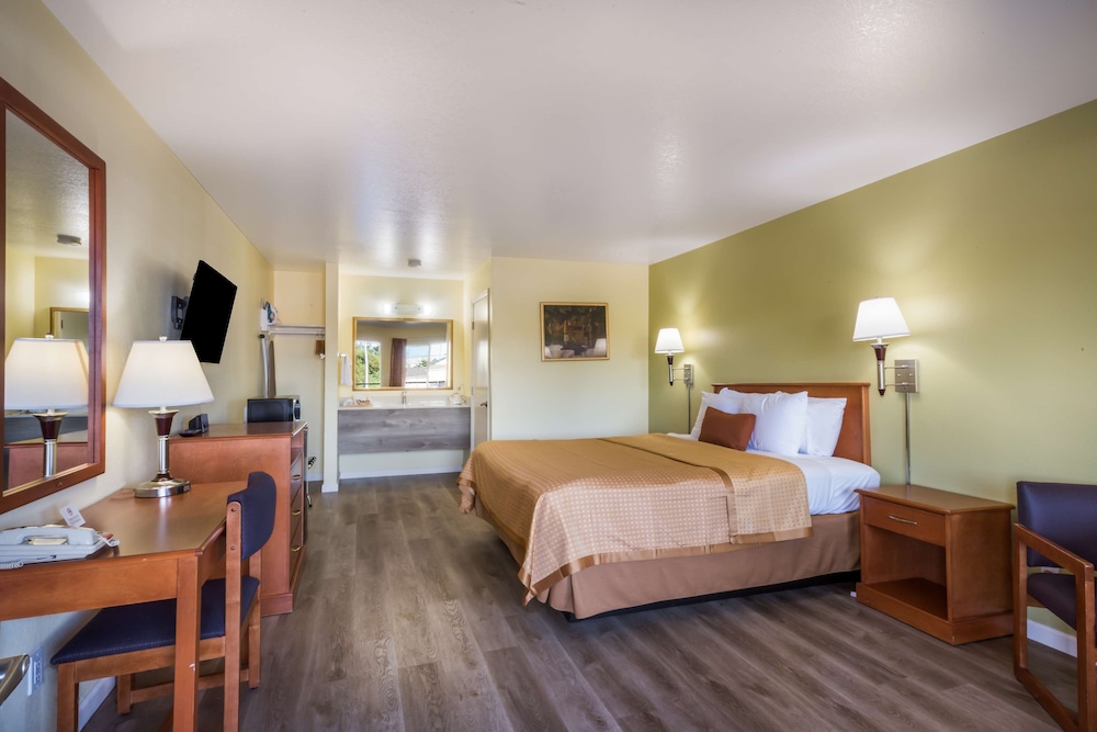 ROOM, KING BED