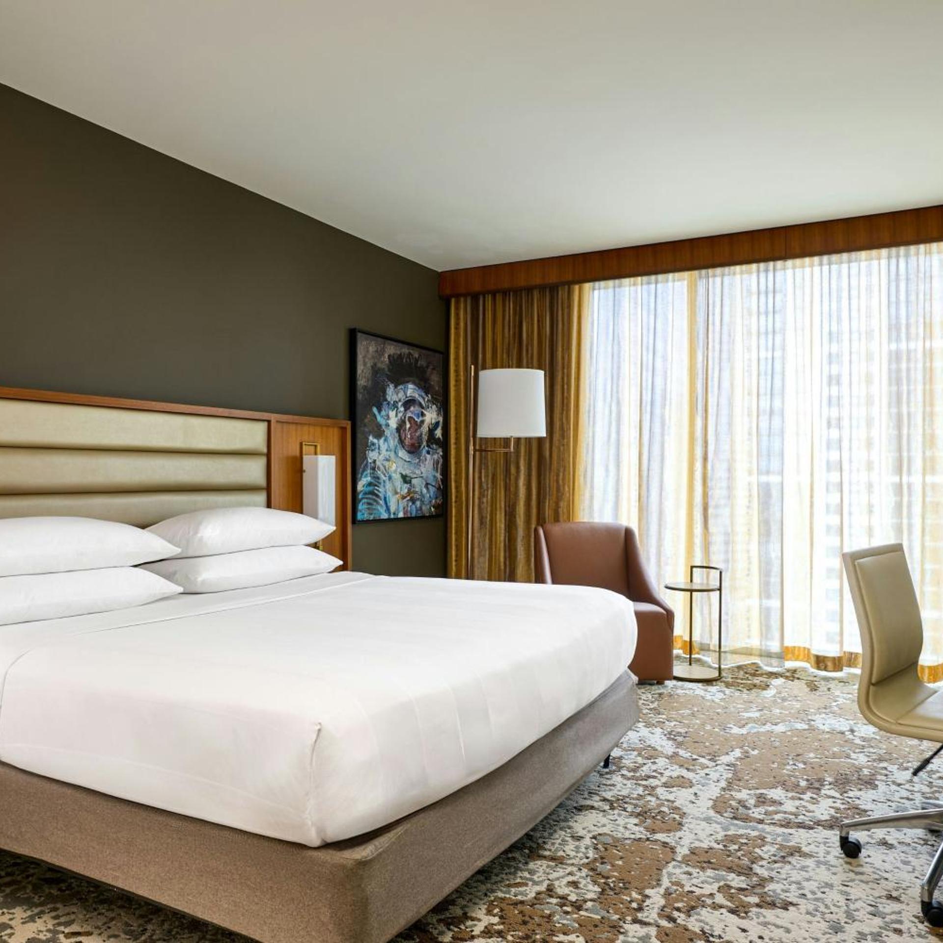 Room, King Bed, Lazy River View, Pool View