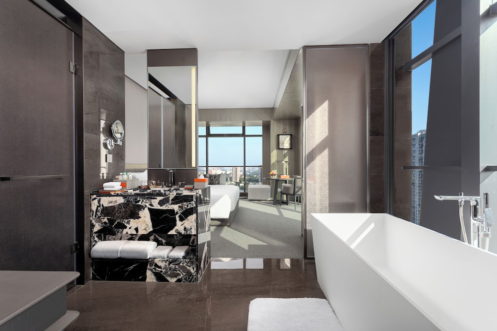 غرفة غراند بسرير كينج بإطلالة على البحيرة، Wyndham Grand Chengdu East 4/4