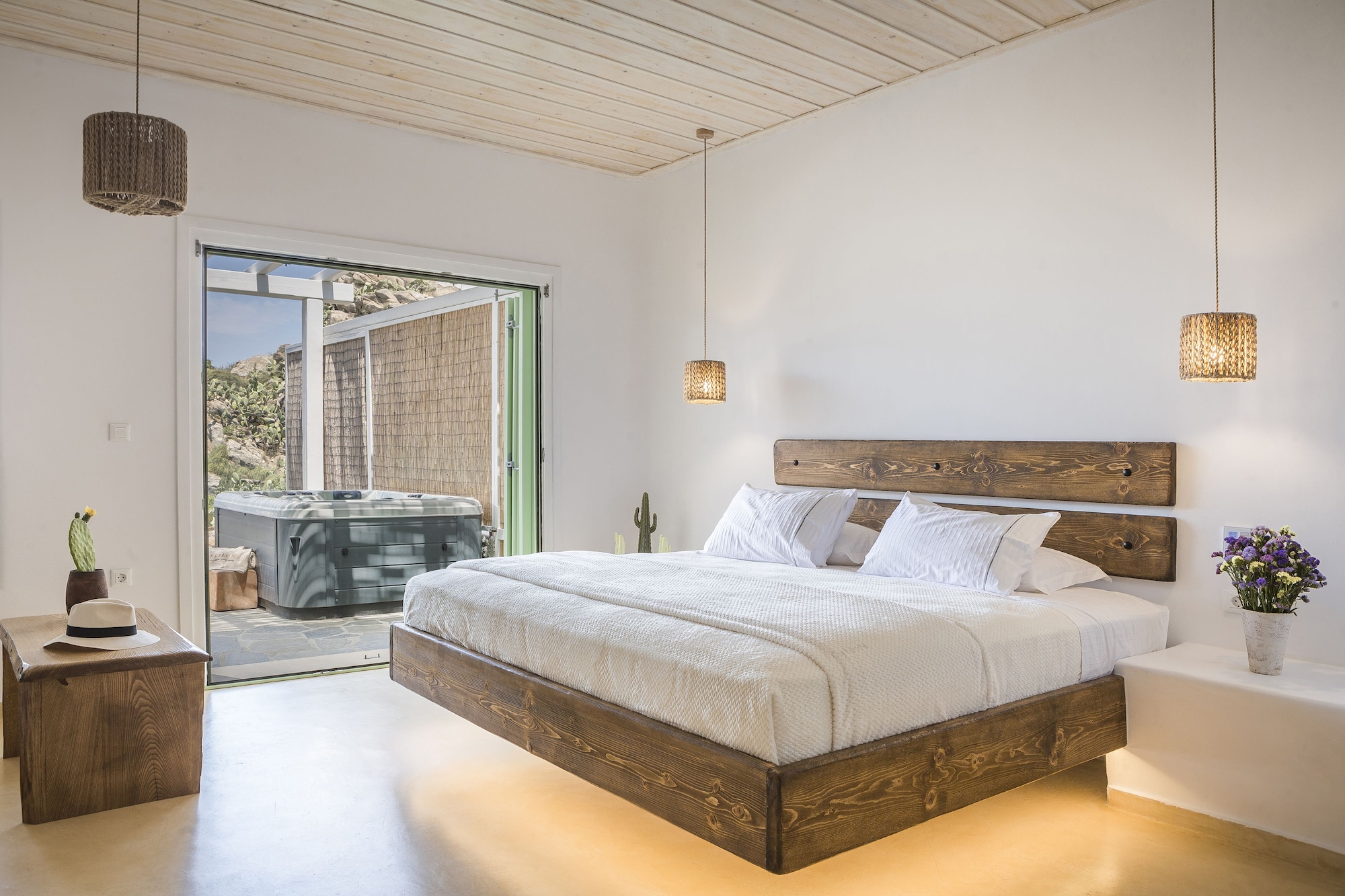 HONEYMOON, SUITE, OUTDOOR JETTED TUB
