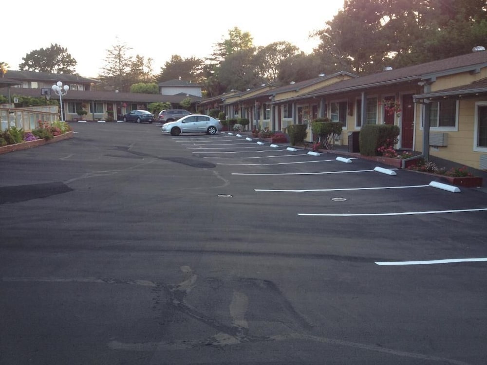 Monterey Surf Inn 13/40