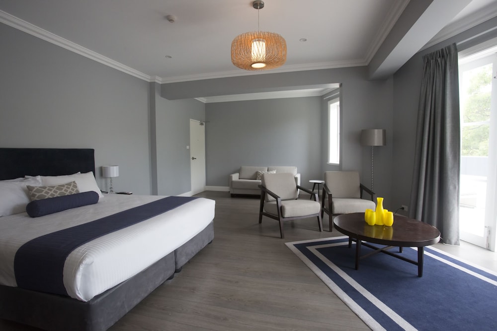 Seabreeze Hotel 7/36