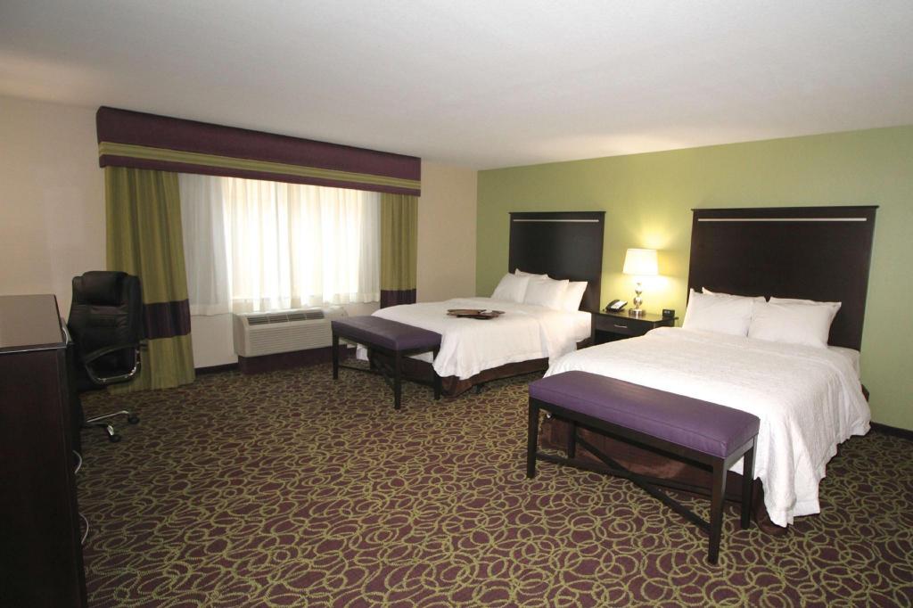 Studio, 2 Queen Beds, Sofa, Accessible