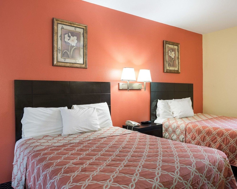 Rodeway Inn & Suites Humble IAH 15/34