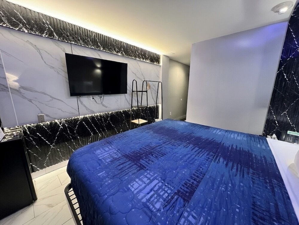 Umbrella Hotel Brooklyn 14/22