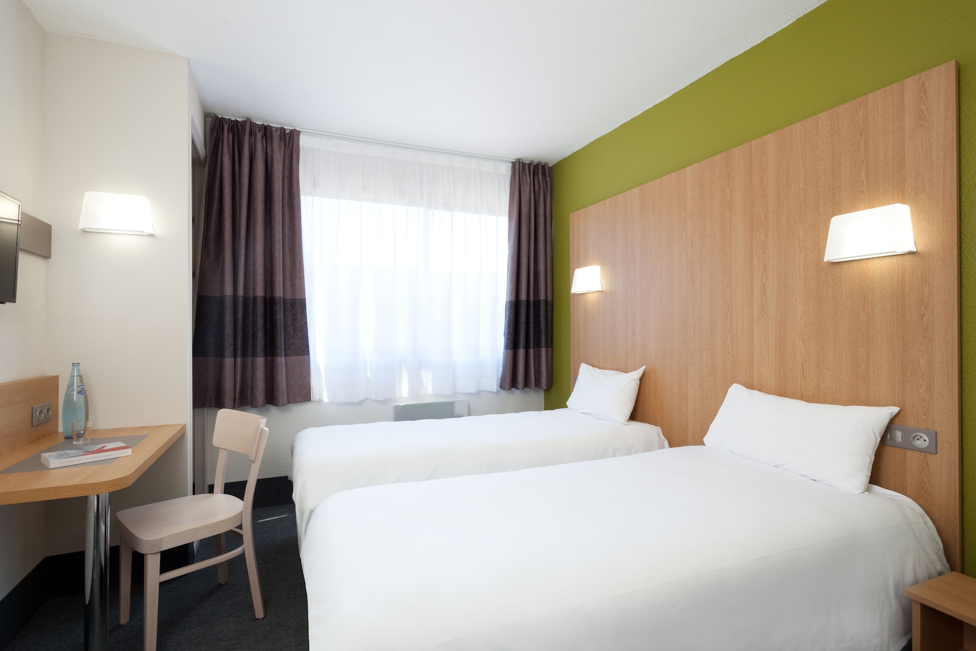 ROOM, TWIN BEDS