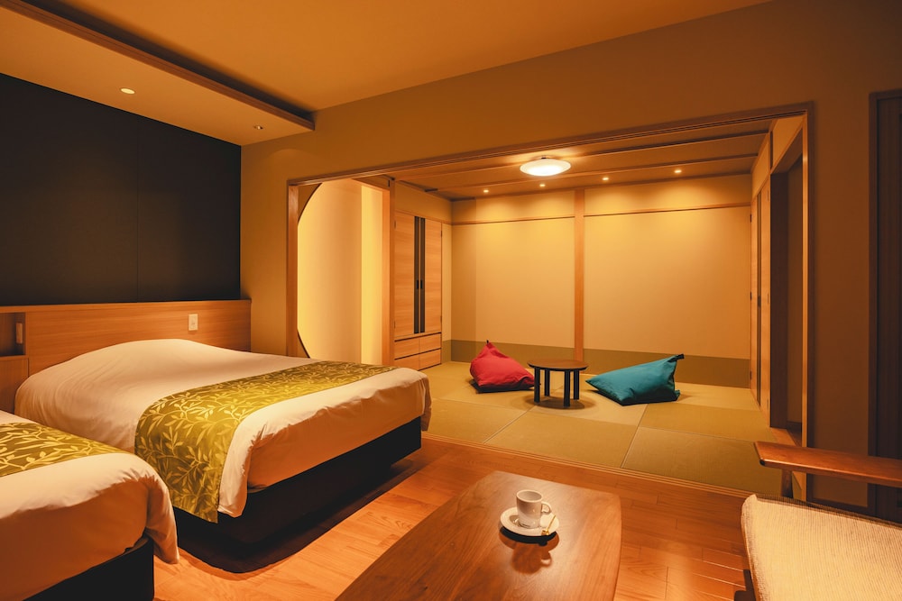 Japanese, 4 Futon Beds, Outdoor Bath
