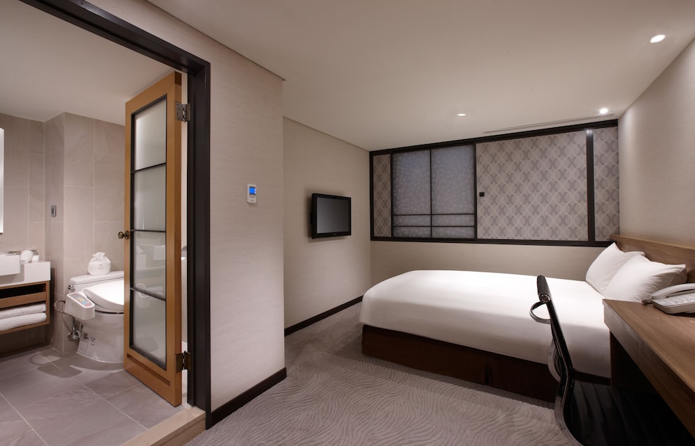 Royal Inn Taipei Nanxi Mrt Zhongshan Station 10/66
