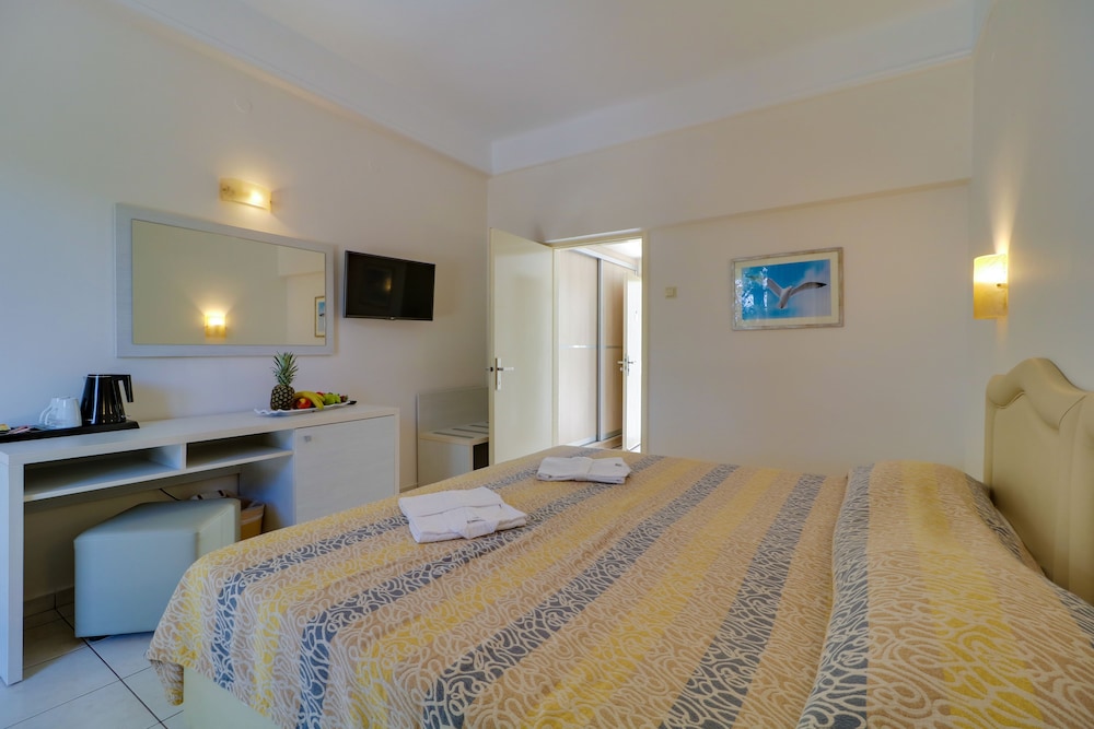 Tosca Beach Hotel 10/50