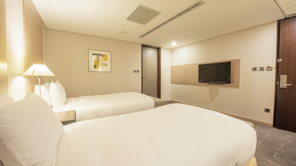 CHECK inn SELECT Taichung Dadun 13/48