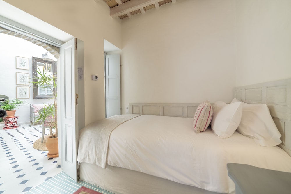 SINGLE, SUITE, SINGLE BED