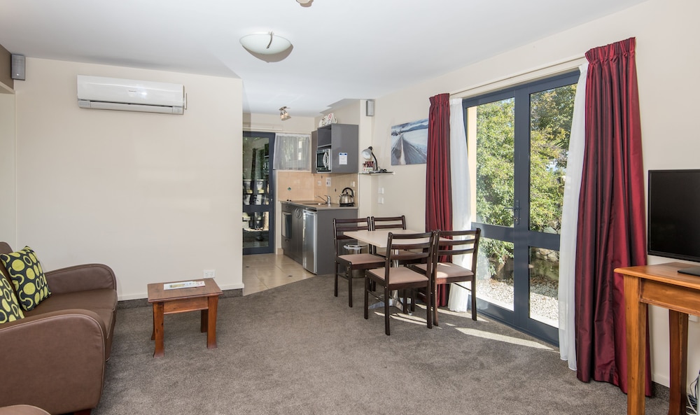 Gladstone Motel Nelson 33/42
