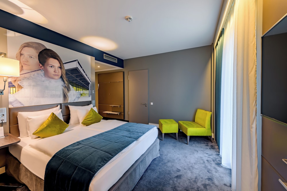 STANDARD, QUEEN BED, ACCESSIBLE
