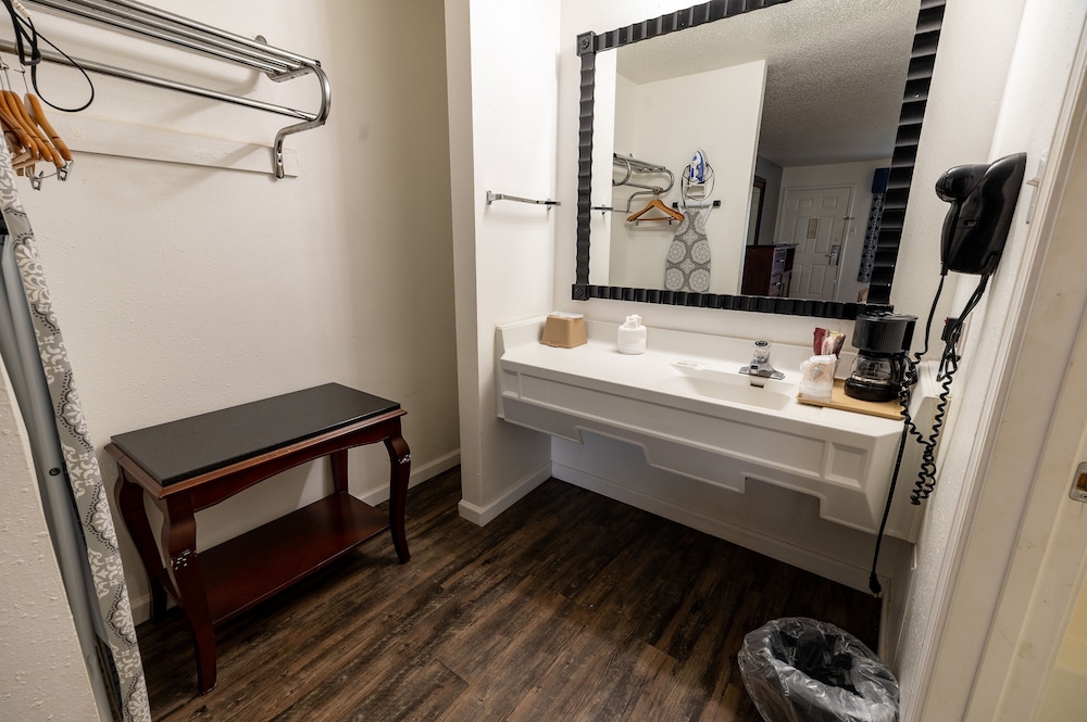 Americas Best Value Inn & Suites - Russellville 32/32