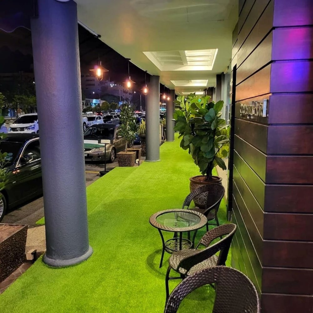 Desa Queenspark Hotel 73/77