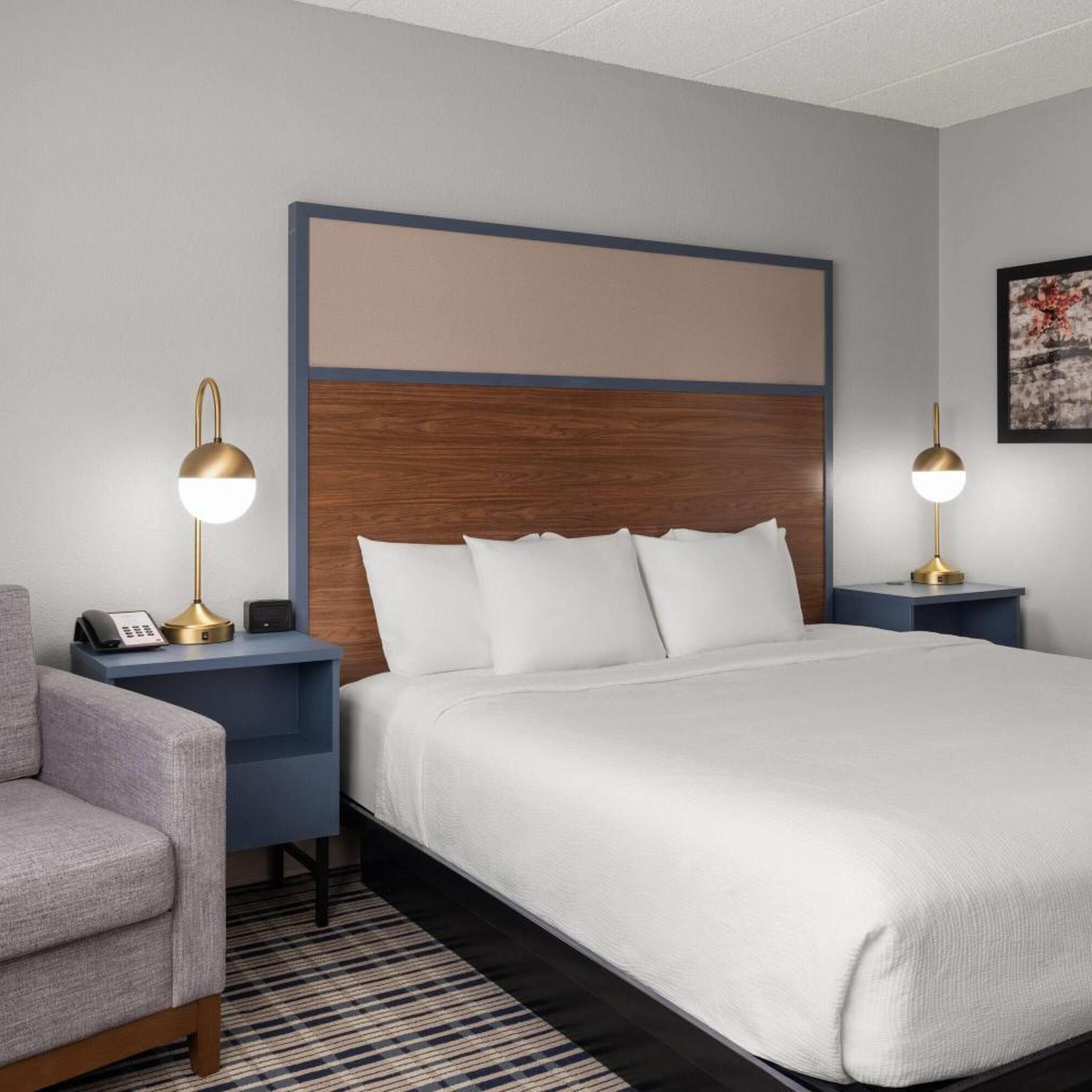 غرفة بسرير كينج بحوض استحمام لذوي الإعاقة، AmericInn by Wyndham Grand Forks 2/4