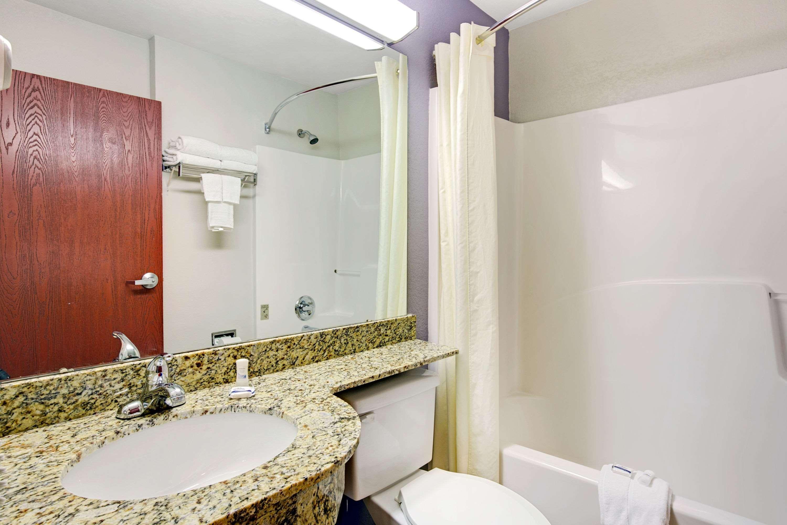 Microtel Inn & Suites by Wyndham Cherokee 25/26