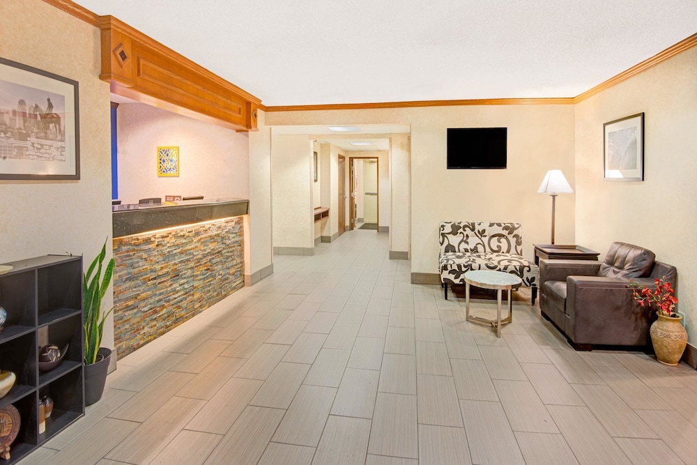 Days Inn & Suites By Wyndham Kansas City South 27/43