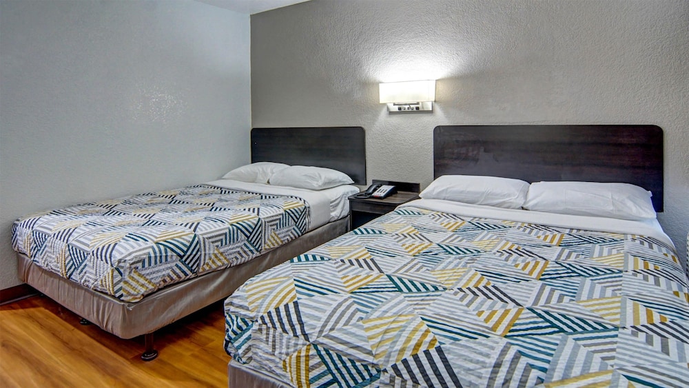 غرفة قياسية بسريرين مزدوجين للمدخنين، Motel6 Longview, TX 3/6