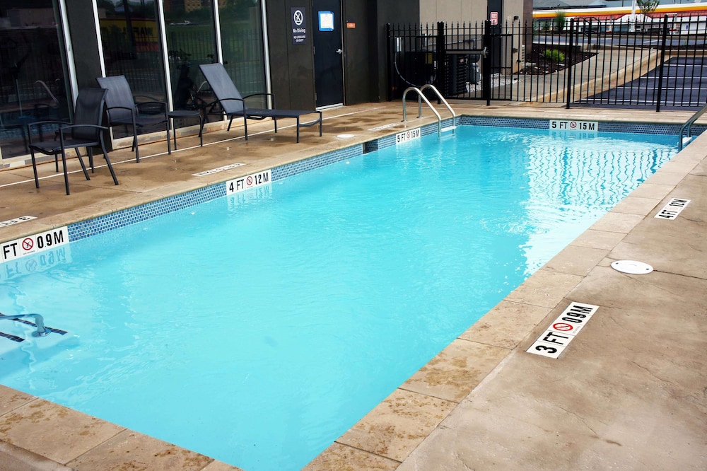 La Quinta Inn & Suites by Wyndham Locust Grove 1/55