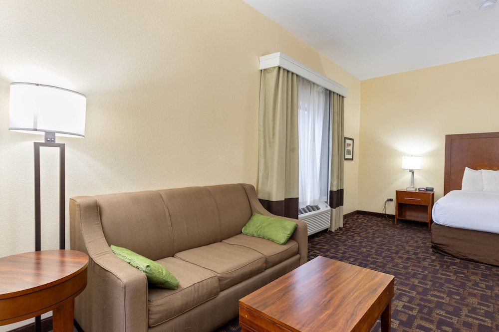 Comfort Inn and Suites North Aurora Naperville 31/50