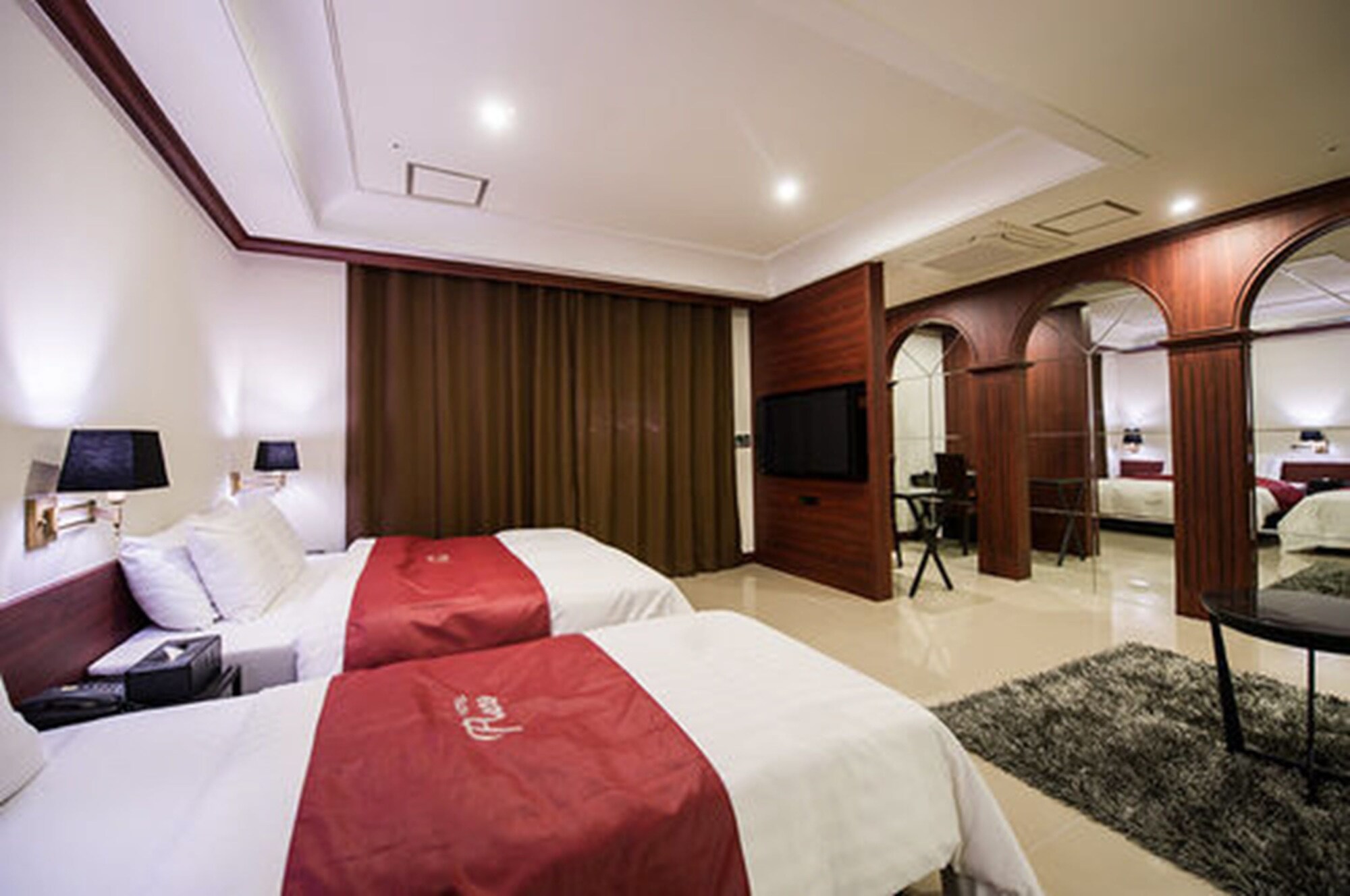 Suite, Twin Beds, 1 Double and 1 Single Bed
