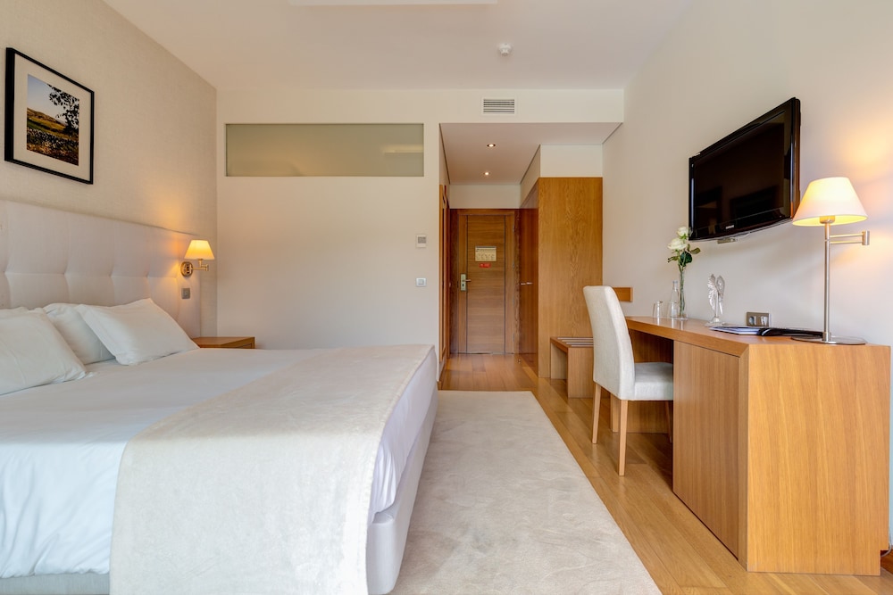 غرفة بسرير مزدوج بإطلالة على النهر بشرفة